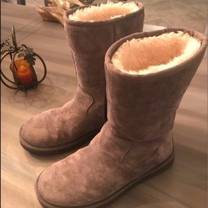 UGG Boots with Side zip. SZ 9 is left *Like NEW*!!